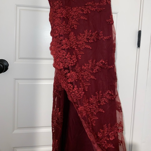 BURGUNDY LONG LACE DRESS WITH SLIT DOUBLE LAYERED *Fashion Nova with tag* - Picture 3 of 5